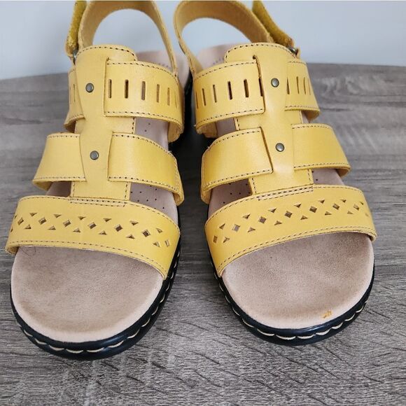 COLLECTION BY CLARKS womens Yellow leather Lexi Quin sandals size 9.5 Narrow  . - Picture 4 of 4